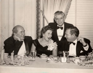 מרק והלנה לברי במסיבה עם הכנר אייזיק שטרן והחזן ראובן רינדר בסן פרנציסקו (1955)